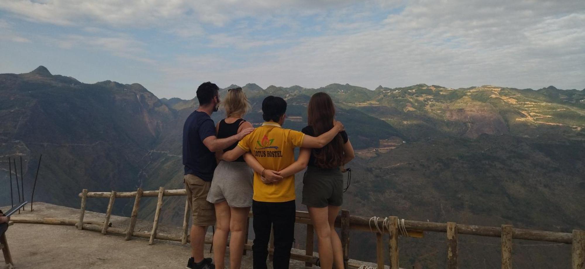 Ha Giang Lotus Hostel Motorbikes Tours Екстериор снимка