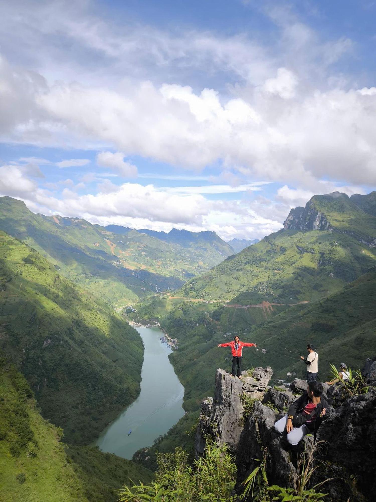 Ha Giang Lotus Hostel Motorbikes Tours Екстериор снимка